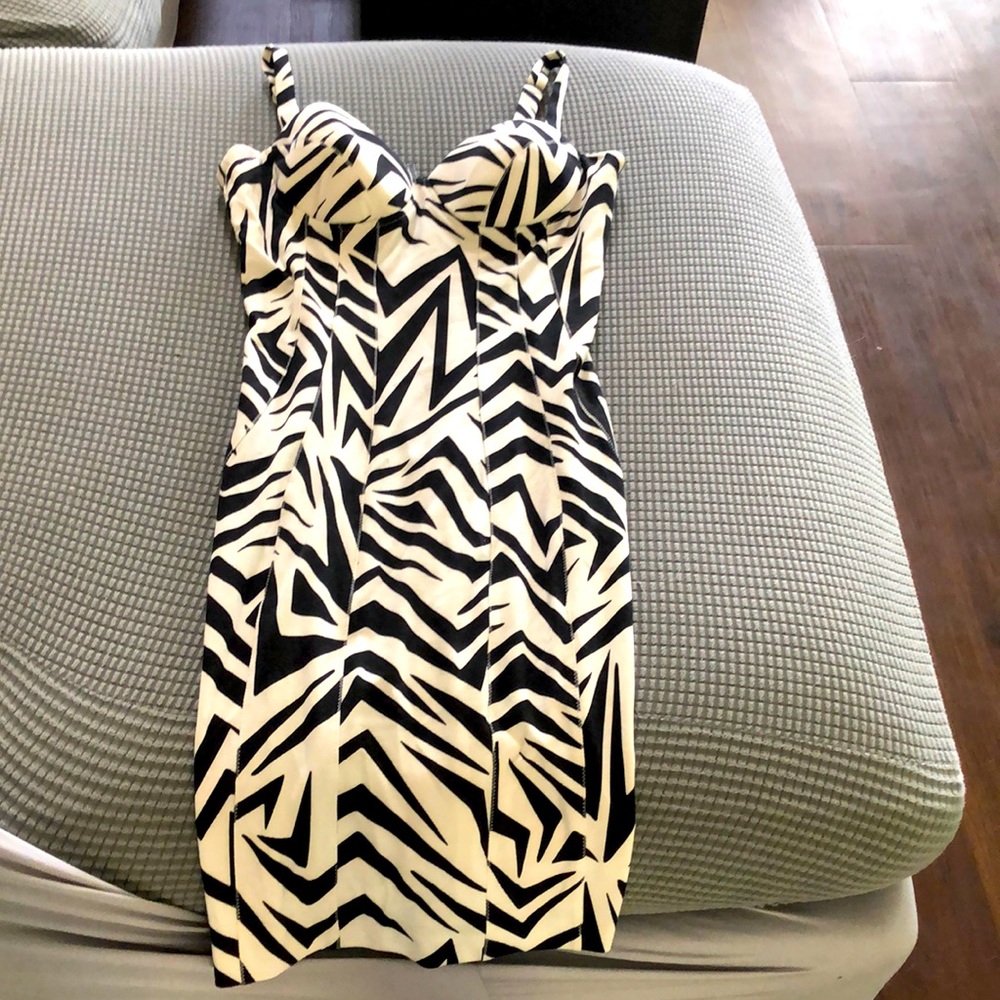 Zip up body con black and white dress